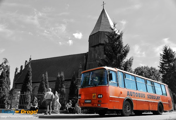 autobus wycieczkowy przed kościołem w Jezierniku