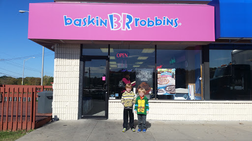 Ice Cream Shop «Baskin-Robbins», reviews and photos, 7711 N Oak Trafficway, Kansas City, MO 64118, USA