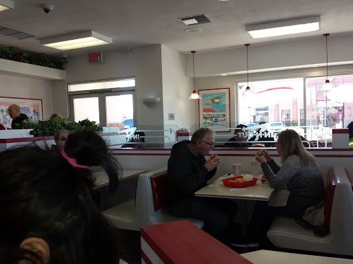 Hamburger Restaurant «In-N-Out Burger», reviews and photos, 1051 W Sunset Rd, Henderson, NV 89014, USA