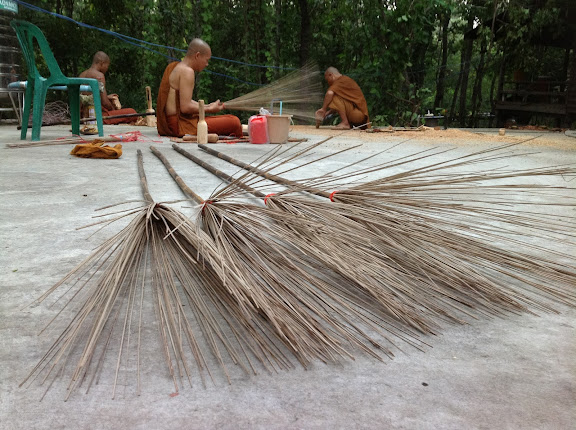 พระนั่งถักไม้กวาด | The monk making a broom