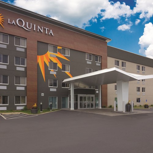 La Quinta Inn & Suites by Wyndham Cleveland - Airport North logo