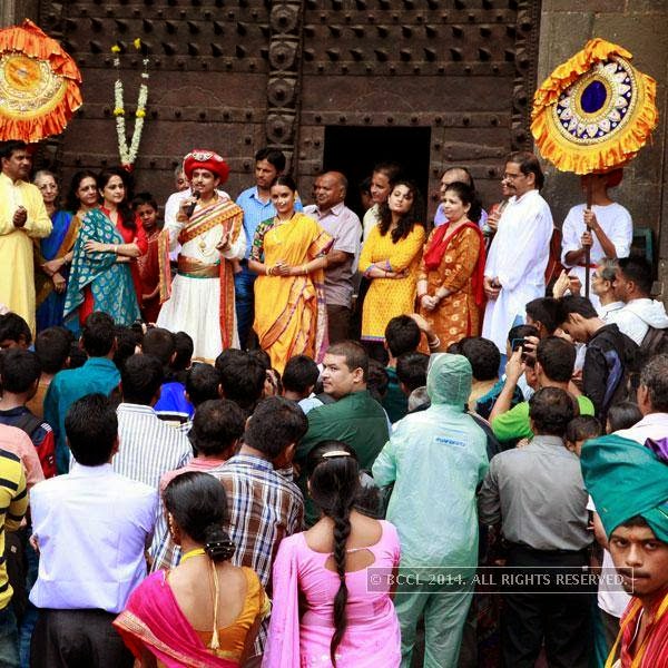 Alok Rajwade and Parna Pethe during their visit to Shaniwar Wada to promote their film in Pune. <br /> 