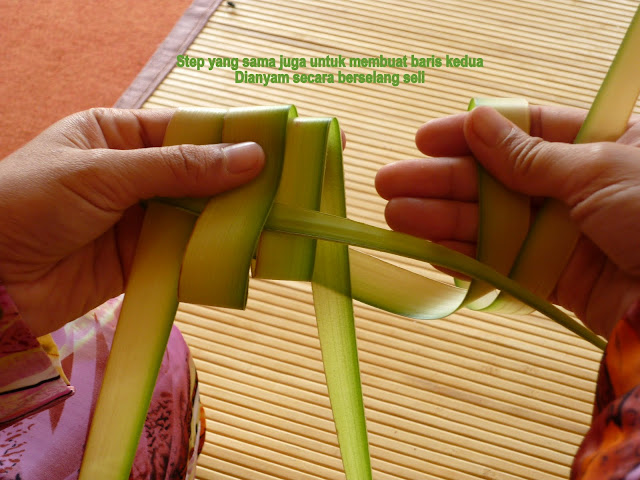  tapi terkadang kita tidak tahu cara menganyam slongsong ketupat yang terbuat dari daun ke Cara Menganyam Slongsong Ketupat Untuk Lebaran