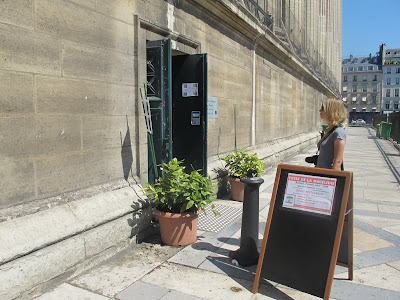 entrance to Foyer de la Madeleine