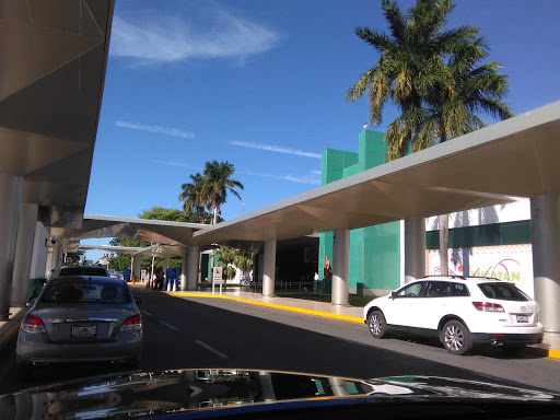 Europcar Renta de Autos en Mérida Aeropuerto, Aeropuerto Internacional de Mérida, Av. Internacional carretera Mérida Uman Km. 4.5, Rejón, 97291 Mérida, Yuc., México, Servicio de alquiler de coches | YUC