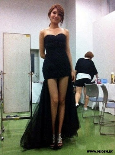 SNSD’s Sooyoung cho thấy đôi chân thon dài trong mini-dress màu đen