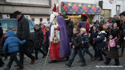 Un Pedrito el Negro detrás de San Nicolás