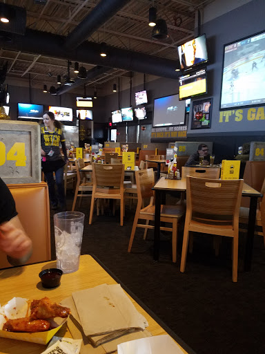 Chicken Wings Restaurant «Buffalo Wild Wings», reviews and photos, 7301 183rd St, Tinley Park, IL 60477, USA