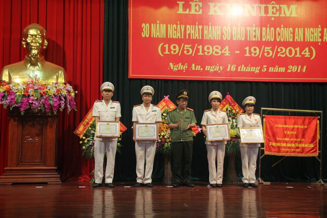 Đại tá Hồ Sỹ Tuấn, Phó giám đốc Công an tỉnh trao tặng Giấy khen cho các cá nhân Báo Công an Nghệ An có thành tích xuất sắc trong thời gian qua. 