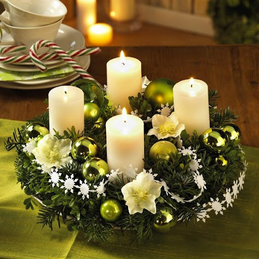 coroa decorada com árvore de Natal e velas brancas