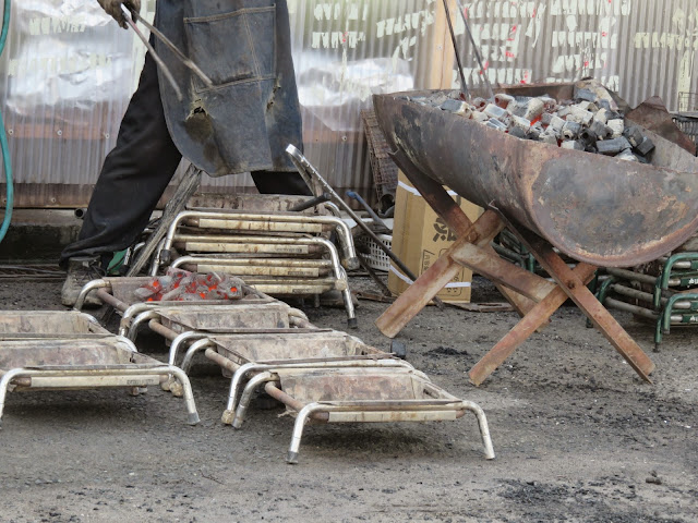 カキ小屋はちがめ炭に着火-3