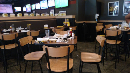 Chicken Wings Restaurant «Buffalo Wild Wings», reviews and photos, 3290 Tamiami Trail E, Naples, FL 34112, USA