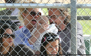 tromaktiko: H Britney Spears σε αγώνα του γιου της αγκαλιά με ένα μωρό!  UTB_BRITgame_020