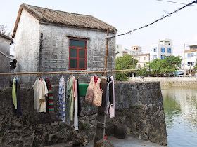 clothes hanging next to older building south of Jiaoqiao New Road (滘桥新路) in Yangjiang
