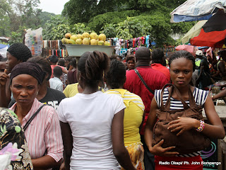 Embouteillage à l’entrée du marché central le 31/12/2012 à Kinshasa, par des Kinois voulant faire des achats. Radio Okapi/Ph. John Bompengo