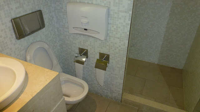 Washbasing, toilet, shower at Qantas International Business Lounge