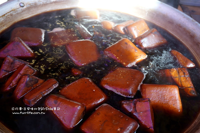 古早味刈包的豆干浸潤在阿薩姆紅茶的懷抱中
