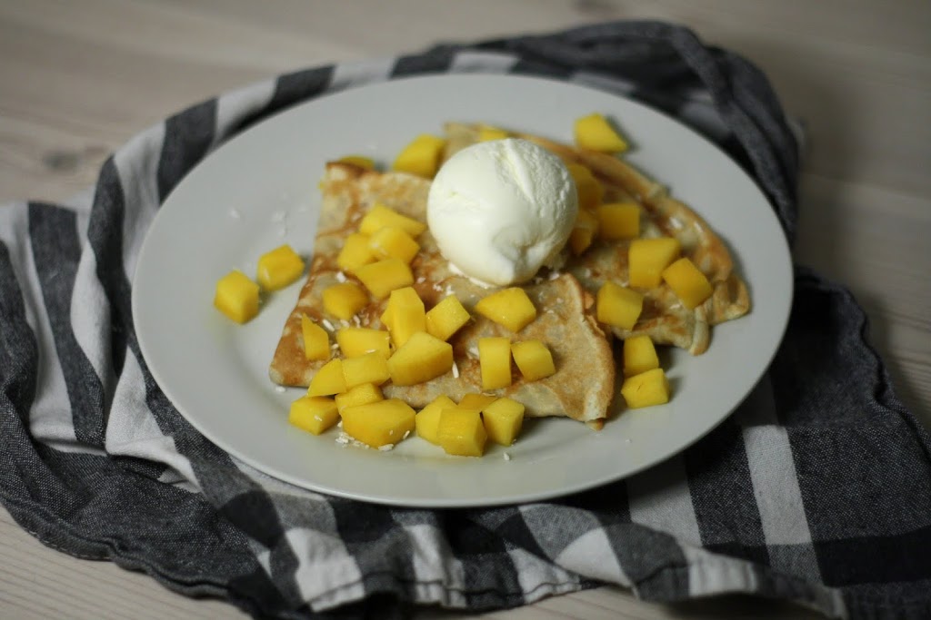 Kokospandekager med mango og vaniljeis