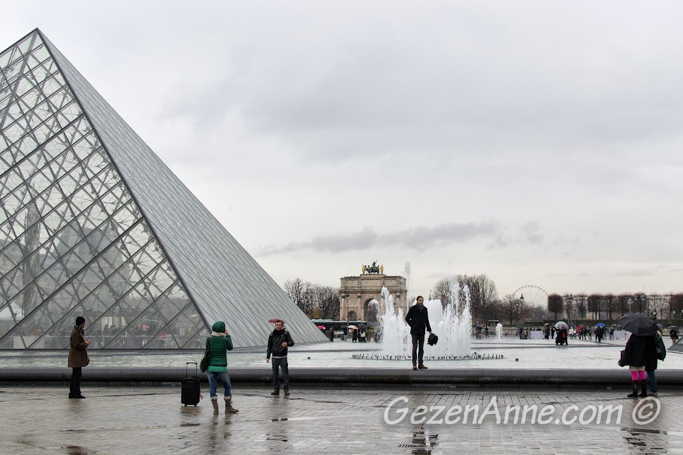 Louvre Müzesi önü ve arkada Tuileries bahçeleri, Paris