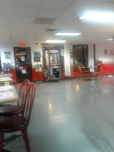 Restaurant «Madison Street Retro Diner», reviews and photos, 2421 S Madison St, Muncie, IN 47302, USA