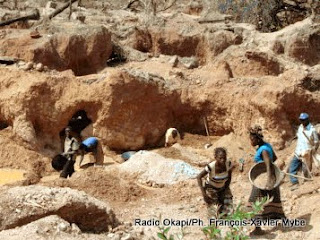 Des creuseurs dans une mine artisanale d'or à Nyunzu dans le Katanga (Avril 2013)