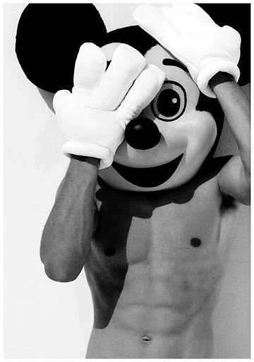 Arthur Sales en un saludo Mickey Mouse MK de un solo ojo. Tumblr_lo5t6hrp1U1qil9jto1_500