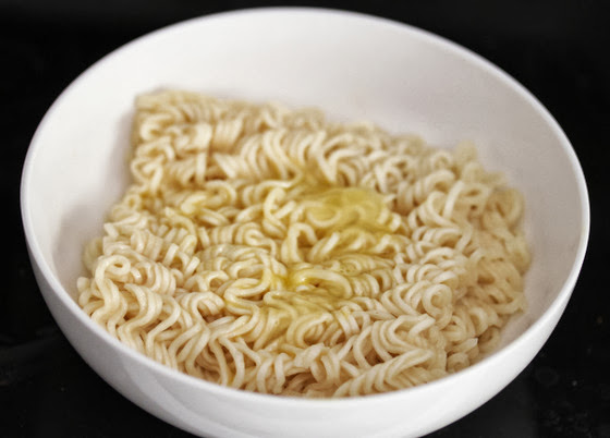 photo of cooked ramen binded with egg in a bowl