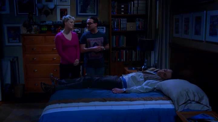 The big bang theory 8×13. Penny y Leonard durmiendo a Sheldon