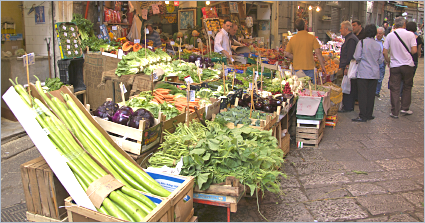 Sizilien - Der antike Markt Vucciria in der Altstadt von Palermo.