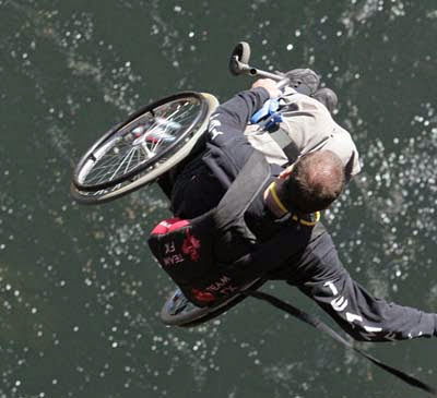 Lonnie Bissonnete, Lakukan Aksi Terjun Payung dengan Kursi Roda