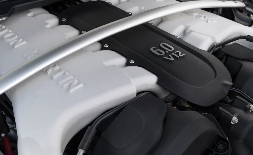 Động cơ V12 của Aston Martin là huyền thoại một thời...nhưng giờ bị xem là lỗi thời