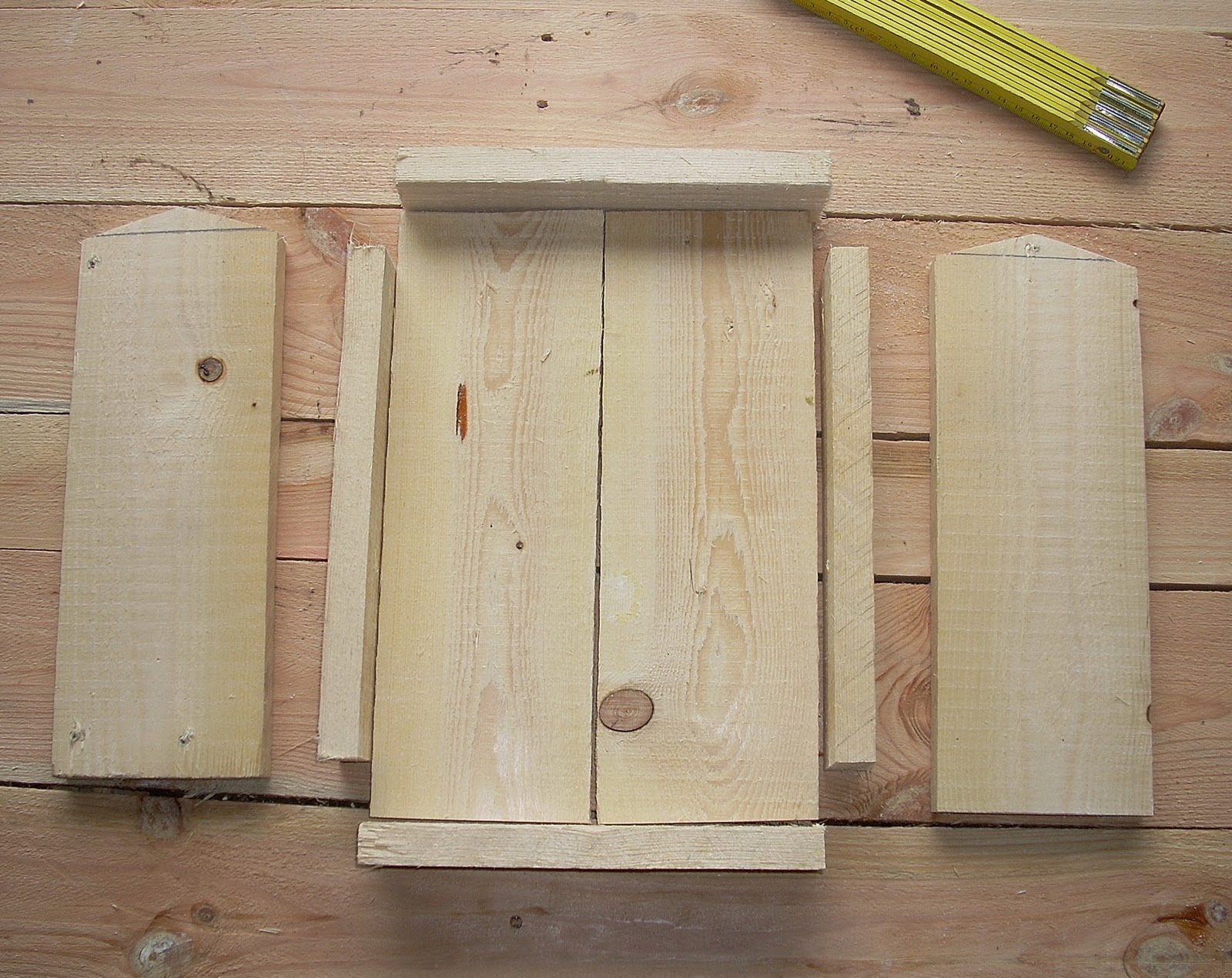 Fatto a mano in legno betulla naturali legno casetta mangiatoia tabella stazi 