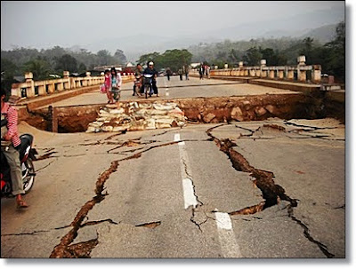 Foto Pasca Gempa Bumi Myanmar | NEW MAGAZINE ONLINE