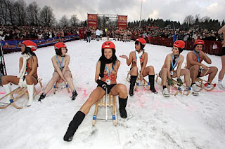 fiesta de nudismo en la nieve