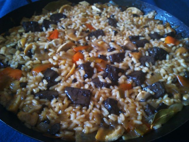 Arroz con sangre y champiñones en Sangre frita con pimientos y tomate