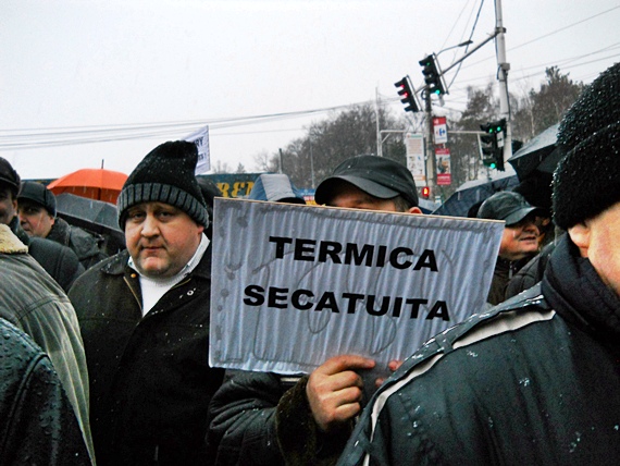 Sindicaliştii din Termica au protestat în faţa Primăria Suceava - luni, 23 ianuarie 2012