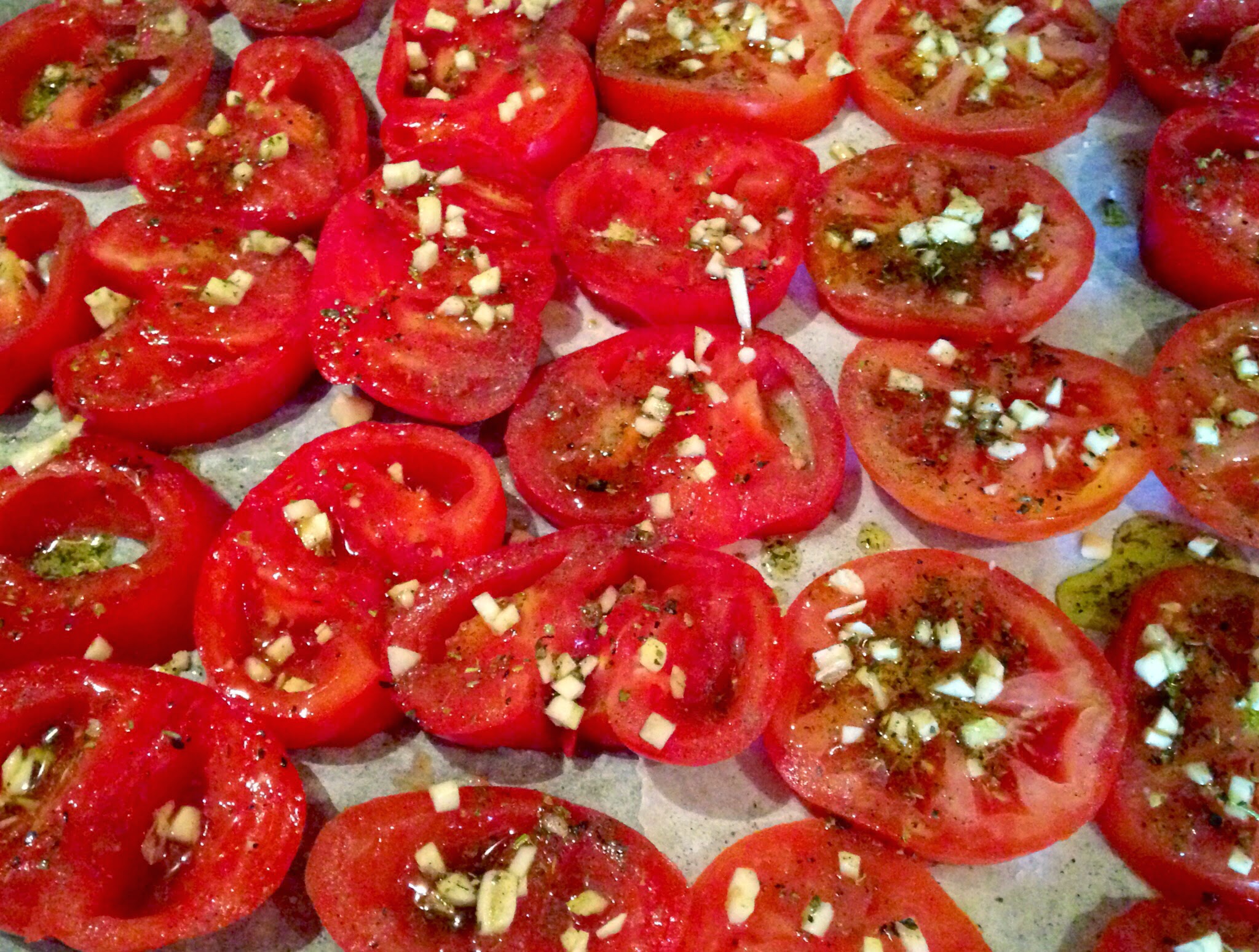 Печеные помидоры. Печеные томаты. Запеченные помидоры. Печеные помидоры в духовке. Запеченные помидоры на ветке.