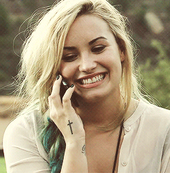tumblr_mbr5z0VS2N1qk3l0xo1_250.gif