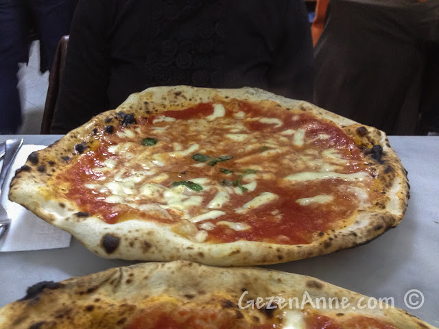 Napoli'deki Da Michele'in ekstra mozzarellalı pizzası