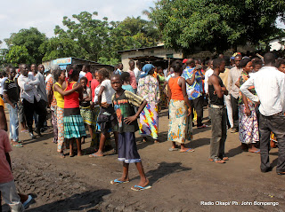 La population du quartier Mikondo en émoi ce 20/05/2011 à Kinshasa, lors d'un incendie qui avait tué six membres d'une même famille. Radio Okapi/ Ph. John Bompengo