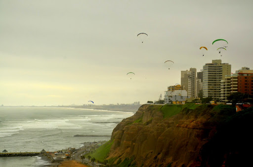 リマ・ミラフローレス地区のパラグライダー