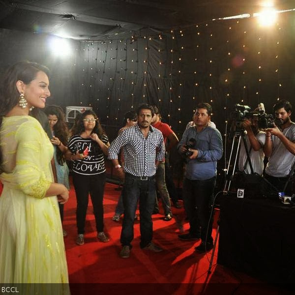Sonakshi Sinha poses for a bevy of cameras while shooting for a channel's Diwali shoot. (Pic: Viral Bhayani)