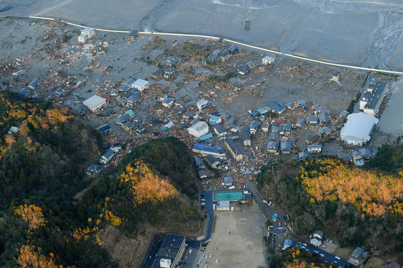 https://lh5.googleusercontent.com/-Xq5jHFyZbYg/TXpEW40bb6I/AAAAAAAABg0/gmYEBKjBes4/s1600/japan-tsunami-earthquake-photo-stills-008.jpg
