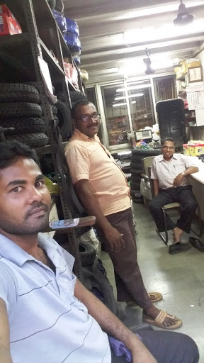 Capital Tyres, Shop No. 7, Tinwala Building, Near J. J. Hospital, Yakub Street, Kumbharwada, Mumbai, Maharashtra 400003, India, Tyre_Shop, state MH