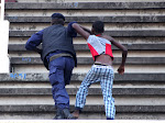 La police interpellant des semeurs de troubles « Kuluna » le 28/04/2013, au stade des Martyrs à Kinshasa, lors du match  DCMP contre Lupopo, score : 1-2. Radio Okapi/Ph. John Bompengo