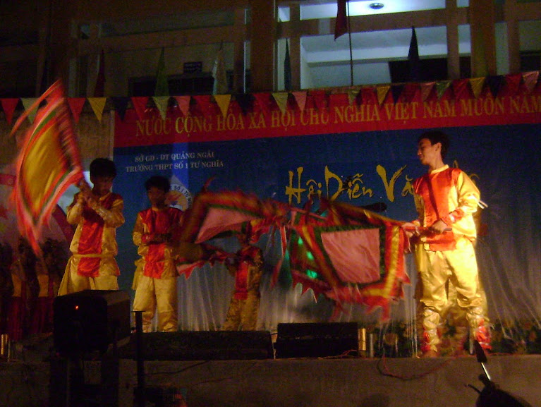 Cổ vũ cho đêm văn nghệ Trường cấp 3 TưNghĩa DSC09064