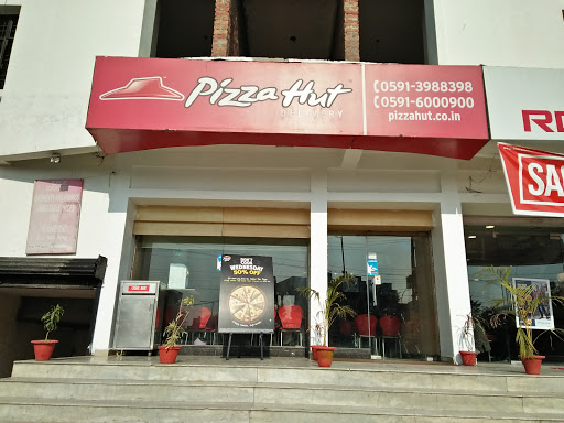 Pizza Hut, Shaspur Bilari House, Kanth Rd, Harthala, Moradabad, Uttar Pradesh 244415, India, Diner, state UP