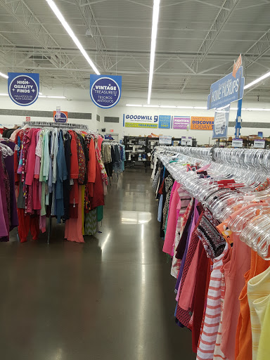 Thrift Store «99th & Camelback Goodwill Retail Store & Donation Center», reviews and photos, 10005 W Camelback Rd, Phoenix, AZ 85037, USA