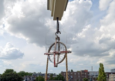 14395756-lifting-beam-and-wheel-for-moving-furniture-into-or-out-of-a-tall-house-in-amsterdam.jpg