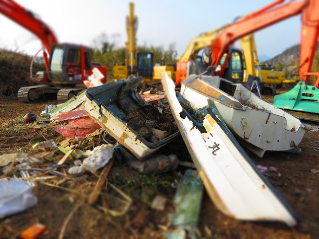 クレーン車と瓦礫-2